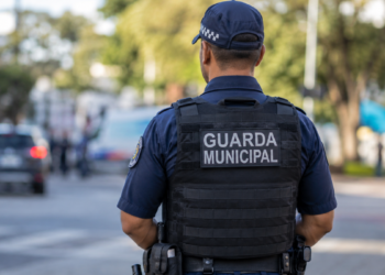 Guarda municipal fardado representa concurso da GCM Paulínia 2026 com 40 vagas.