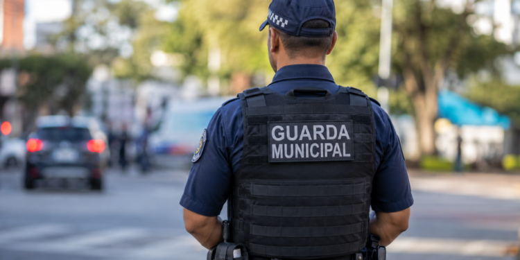 Guarda municipal fardado representa concurso da GCM Paulínia 2026 com 40 vagas.