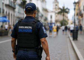 Guarda Municipal de Salvador caminhando em via pública durante patrulhamento, representando o concurso com previsão de 300 vagas.