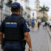 Guarda Municipal de Salvador caminhando em via pública durante patrulhamento, representando o concurso com previsão de 300 vagas.