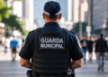 Guarda municipal fardado em área urbana representando concurso da Guarda Municipal de Santana AP.