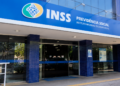Fachada de agência do INSS representando debate sobre déficit de servidores e concursos públicos.