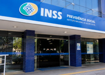 Fachada de agência do INSS representando debate sobre déficit de servidores e concursos públicos.