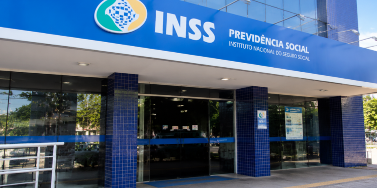 Fachada de agência do INSS representando debate sobre déficit de servidores e concursos públicos.