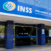 Fachada de agência do INSS representando debate sobre déficit de servidores e concursos públicos.
