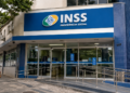 Fachada de uma agência do INSS com identificação da Previdência Social.