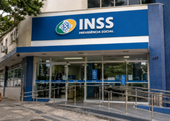 Fachada de uma agência do INSS com identificação da Previdência Social.