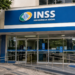Fachada de uma agência do INSS com identificação da Previdência Social.