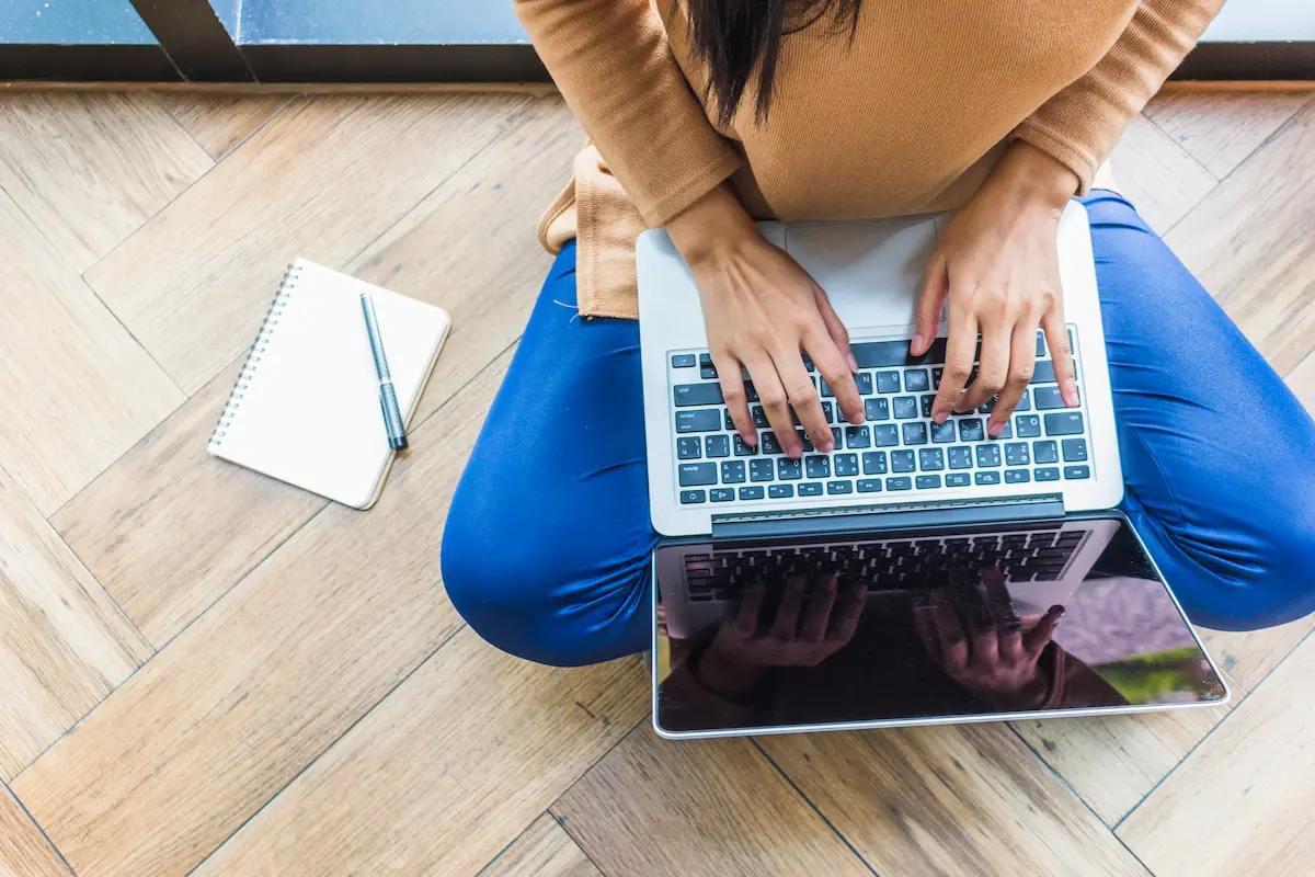 Candidata utiliza notebook para realizar inscrição no concurso da Câmara Municipal de Ipueiras-CE.