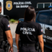 Policiais civis da Bahia em frente a viatura representam concurso PC BA para investigador.