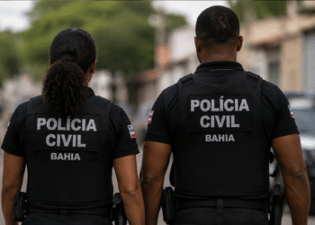 Policiais civis da Bahia caminham em área urbana durante atividade operacional, representando o concurso PC-BA 2026.