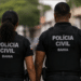 Policiais civis da Bahia caminham em área urbana durante atividade operacional, representando o concurso PC-BA 2026.