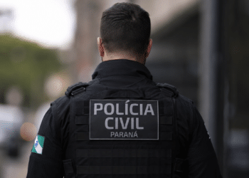 Policial civil do Paraná visto de costas durante atuação em área urbana.