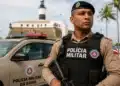 Policial Militar da Bahia em frente a uma viatura durante patrulhamento, representando a expectativa pelo novo concurso PM-BA com 2.700 vagas.