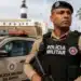 Policial Militar da Bahia em frente a uma viatura durante patrulhamento, representando a expectativa pelo novo concurso PM-BA com 2.700 vagas.