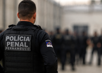 Policial penal de Pernambuco fardado em ambiente institucional representando novo concurso público.
