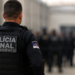 Policial penal de Pernambuco fardado em ambiente institucional representando novo concurso público.