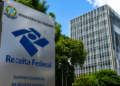 Fachada da Receita Federal representando o concurso público autorizado com vagas para novos servidores.