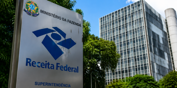Fachada da Receita Federal representando o concurso público autorizado com vagas para novos servidores.
