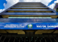 Fachada da Secretaria de Estado de Saúde do Rio de Janeiro, em referência ao concurso com 287 vagas abertas.