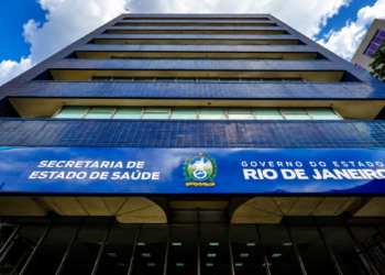 Fachada da Secretaria de Estado de Saúde do Rio de Janeiro, em referência ao concurso com 287 vagas abertas.