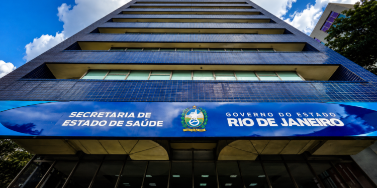 Fachada da Secretaria de Estado de Saúde do Rio de Janeiro, em referência ao concurso com 287 vagas abertas.