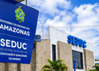 Fachada da Seduc-AM com identificação da Secretaria de Educação do Amazonas.