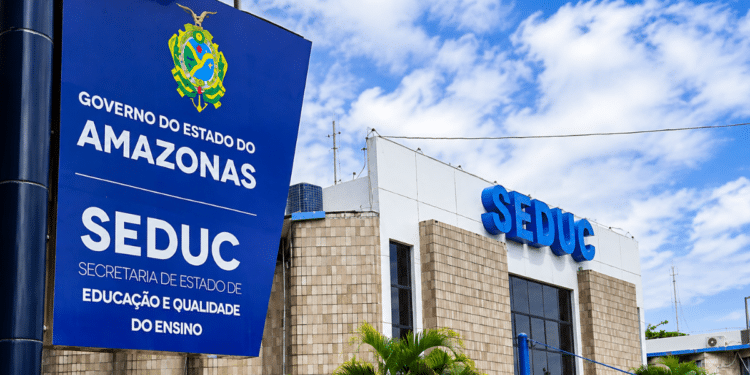 Fachada da Seduc-AM com identificação da Secretaria de Educação do Amazonas.