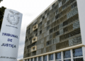 Fachada do Tribunal de Justiça do Paraná com identificação do Palácio da Justiça.