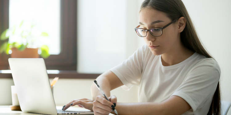 Candidata estuda em frente ao notebook para concursos públicos com inscrições abertas no DF e na Bahia.