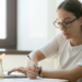 Candidata estuda em frente ao notebook para concursos públicos com inscrições abertas no DF e na Bahia.