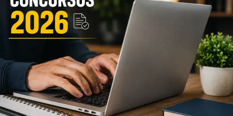 Pessoa utilizando notebook para consultar concursos públicos com mais de 120 vagas e salários de até R$ 21,5 mil.