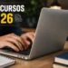 Pessoa utilizando notebook para consultar concursos públicos com mais de 120 vagas e salários de até R$ 21,5 mil.