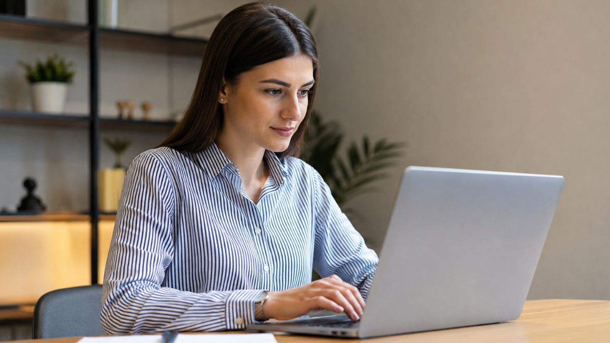 Pessoa utilizando notebook para representar inscrições em concursos das Câmaras Municipais de Jaguariaíva, Peixe e Santa Lúcia.