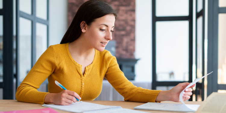 Estudante se prepara para concursos públicos em Minas Gerais com editais abertos e salários de até R$ 10 mil.