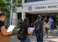 Candidatos chegam a uma Câmara Municipal para participar de concurso público.