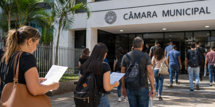 Candidatos chegam a uma Câmara Municipal para participar de concurso público.