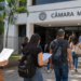 Candidatos chegam a uma Câmara Municipal para participar de concurso público.