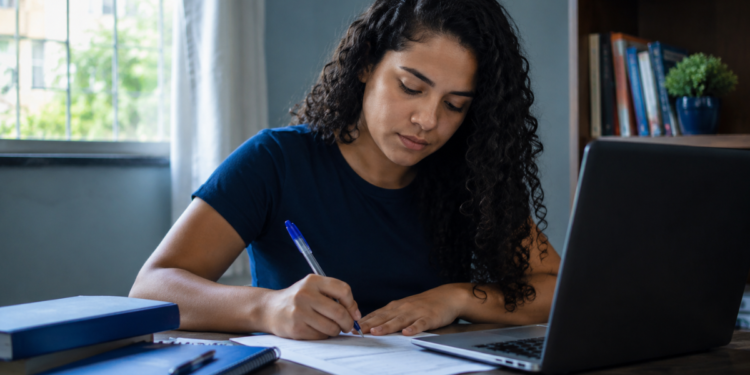 Candidata se prepara para concursos de Câmaras Municipais em Minas Gerais.