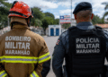 Policial militar e bombeiro militar do Maranhão fardados durante ação de segurança pública.