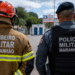 Policial militar e bombeiro militar do Maranhão fardados durante ação de segurança pública.
