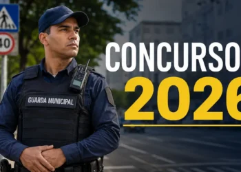 Guarda Municipal em serviço representa concursos de 2026 com salários de até R$ 5.300 e inscrições próximas do fim.