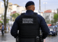 Guarda Municipal de costas durante patrulhamento em área urbana.