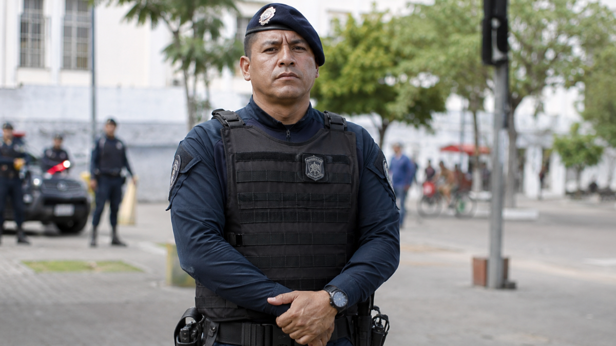 Guarda municipal fardado em área urbana, em referência aos concursos com 150 vagas abertas.