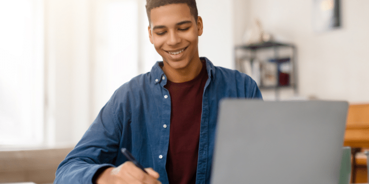 Estudante consultando informações no computador representa candidatos acompanhando novos concursos públicos com inscrições abertas.