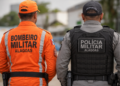 Bombeiro Militar e policial militar de Alagoas de costas, representando mudanças nos concursos da PM e dos Bombeiros.