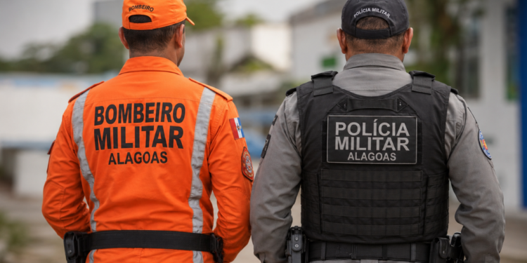 Bombeiro Militar e policial militar de Alagoas de costas, representando mudanças nos concursos da PM e dos Bombeiros.