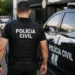 Policiais civis uniformizados ao lado de viatura oficial da Polícia Civil durante ação operacional.