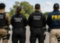 Quatro policiais fardados representam diferentes carreiras da segurança pública em concursos policiais.