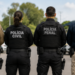 Quatro policiais fardados representam diferentes carreiras da segurança pública em concursos policiais.